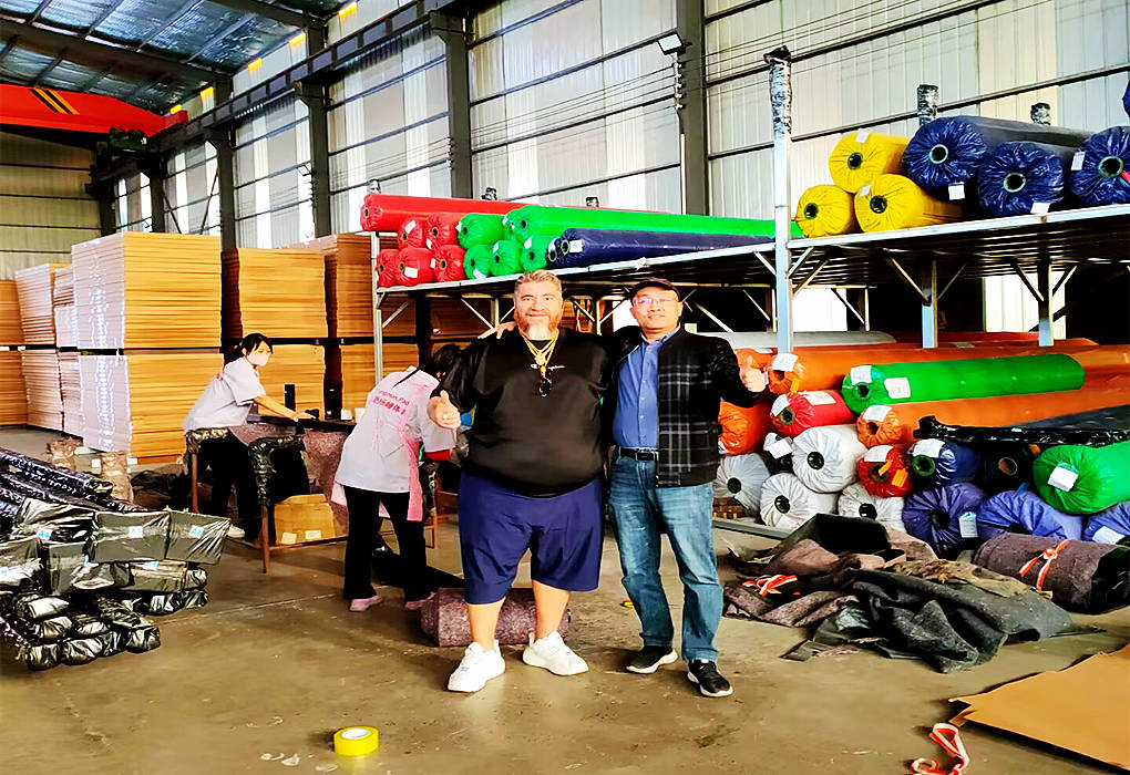 Des clients argentins visitent l'usine de terrains de padel Youngman